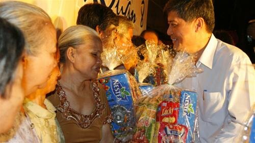 Sổ tay du lịch so tay du lich Sotaydulich Sotay Dulich Khampha Kham Pha Bui Khai mac cho hoa tet tren ben duoi thuyen