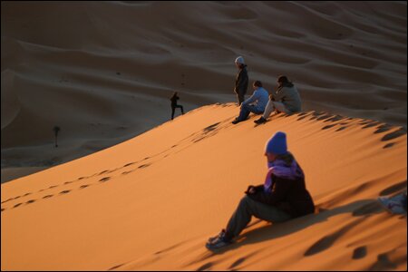 Sổ tay du lịch so tay du lich Sotaydulich Sotay Dulich Khampha Kham Pha Bui Cuoi lac da tham quan con cat Erg Chebbi xinh dep o Morocco