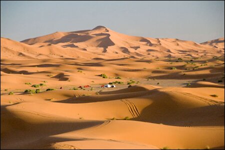 Sổ tay du lịch so tay du lich Sotaydulich Sotay Dulich Khampha Kham Pha Bui Cuoi lac da tham quan con cat Erg Chebbi xinh dep o Morocco