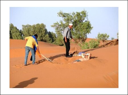 Sổ tay du lịch so tay du lich Sotaydulich Sotay Dulich Khampha Kham Pha Bui Cuoi lac da tham quan con cat Erg Chebbi xinh dep o Morocco