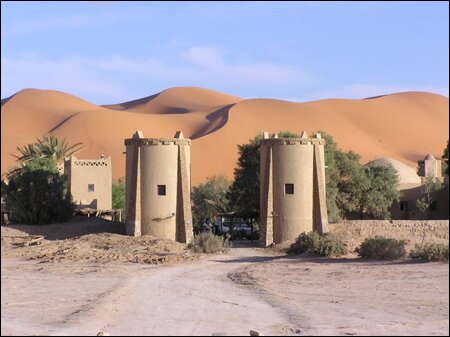 Sổ tay du lịch so tay du lich Sotaydulich Sotay Dulich Khampha Kham Pha Bui Cuoi lac da tham quan con cat Erg Chebbi xinh dep o Morocco