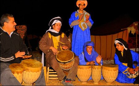 Sổ tay du lịch so tay du lich Sotaydulich Sotay Dulich Khampha Kham Pha Bui Cuoi lac da tham quan con cat Erg Chebbi xinh dep o Morocco