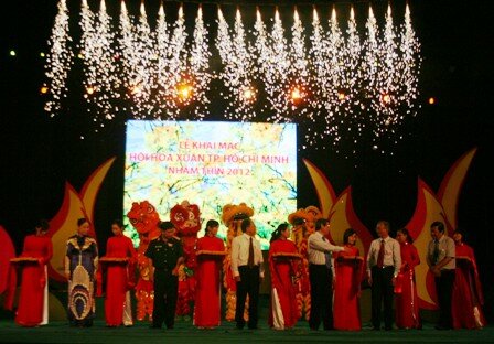 Sổ tay du lịch so tay du lich Sotaydulich Sotay Dulich Khampha Kham Pha Bui Khai hoi hoa Xuan 2012 don nam rong
