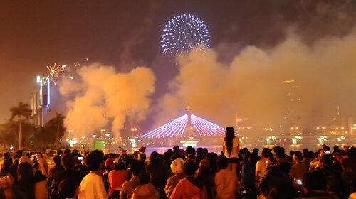 Sổ tay du lịch so tay du lich Sotaydulich Sotay Dulich Khampha Kham Pha Bui Hinh anh phao hoa ruc sang don xuan Nham Thin tren ca nuoc