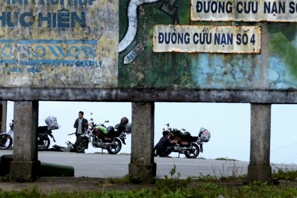 Sổ tay du lịch so tay du lich Sotaydulich Sotay Dulich Khampha Kham Pha Bui Len dinh deo chiem nguong Hai Van quan
