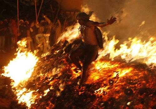Sổ tay du lịch so tay du lich Sotaydulich Sotay Dulich Khampha Kham Pha Bui Le hoi Holi ruc ro sac mau o An Do