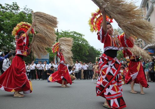  Sổ tay du lịch so tay du lich Sotaydulich Sotay Dulich Khampha Kham Pha Bui Vu dieu duong pho trong Festival Hue 2012