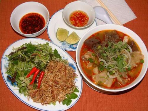 Sổ tay du lịch so tay du lich Sotaydulich Sotay Dulich Khampha Kham Pha Bui Co mot con duong di san o Hue