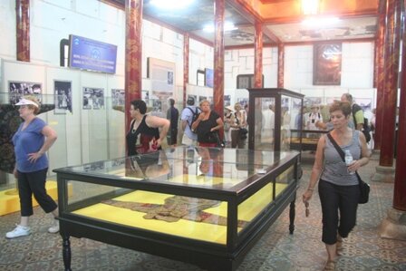 Sổ tay du lịch so tay du lich Sotaydulich Sotay Dulich Khampha Kham Pha Bui Chiem nguong 12 bo trang phuc cung dinh nguyen quy hiem