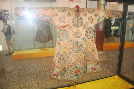 Sổ tay du lịch so tay du lich Sotaydulich Sotay Dulich Khampha Kham Pha Bui Chiem nguong 12 bo trang phuc cung dinh nguyen quy hiem