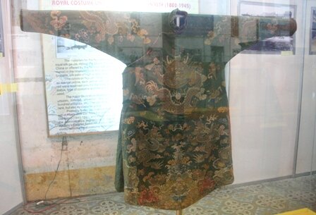 Sổ tay du lịch so tay du lich Sotaydulich Sotay Dulich Khampha Kham Pha Bui Chiem nguong 12 bo trang phuc cung dinh nguyen quy hiem
