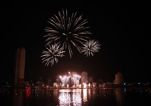 Sổ tay du lịch so tay du lich Sotaydulich Sotay Dulich Khampha Kham Pha Bui Phao hoa quoc te Da Nang 2012 lung linh huyen ao