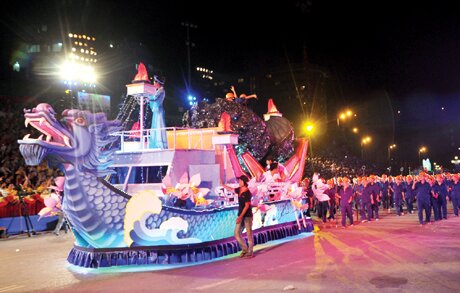 Sổ tay du lịch so tay du lich Sotaydulich Sotay Dulich Khampha Kham Pha Bui Carnaval Ha Long 2012 tung bung le hoi