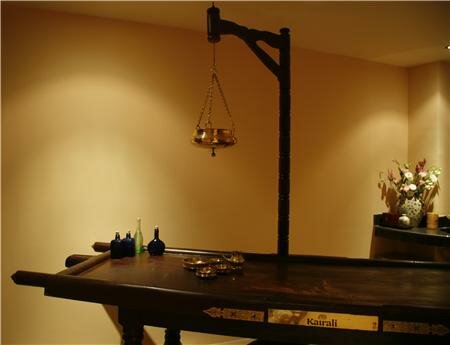 Giường Massage đặc biệt được nhập khẩu từ Ấn Độ tại La Cochichine.