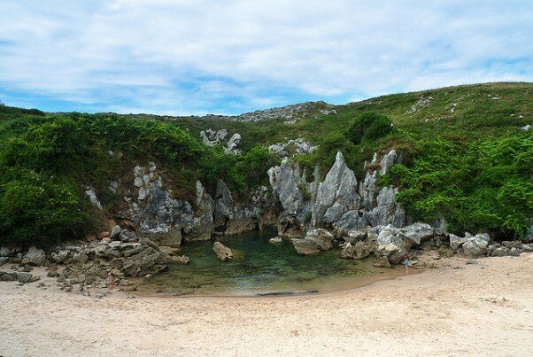 Sổ tay du lịch so tay du lich Sotaydulich Sotay Dulich Khampha Kham Pha Bui Playa de Gulpiyuri bai bien la nhat the gioi