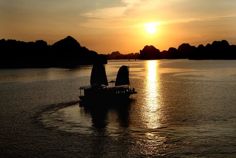 Sổ tay du lịch so tay du lich Sotaydulich Sotay Dulich Khampha Kham Pha Bui Binh minh hoang hon tren Vinh Ha Long