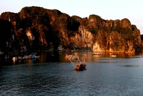 Sổ tay du lịch so tay du lich Sotaydulich Sotay Dulich Khampha Kham Pha Bui Binh minh hoang hon tren Vinh Ha Long