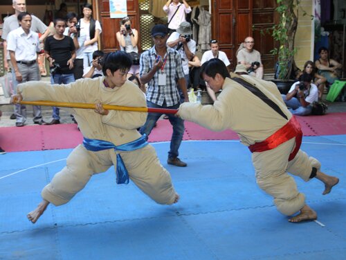 Sổ tay du lịch so tay du lich Sotaydulich Sotay Dulich Khampha Kham Pha Bui Samurai múa kiếm bên chùa Cầu Hội An