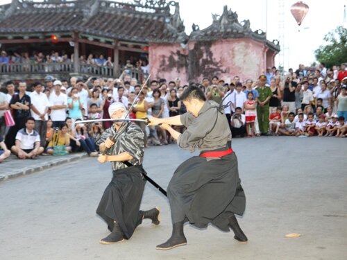 Sổ tay du lịch so tay du lich Sotaydulich Sotay Dulich Khampha Kham Pha Bui Samurai múa kiếm bên chùa Cầu Hội An