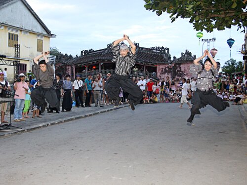 Sổ tay du lịch so tay du lich Sotaydulich Sotay Dulich Khampha Kham Pha Bui Samurai múa kiếm bên chùa Cầu Hội An