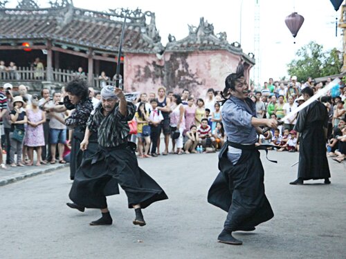 Sổ tay du lịch so tay du lich Sotaydulich Sotay Dulich Khampha Kham Pha Bui Samurai múa kiếm bên chùa Cầu Hội An