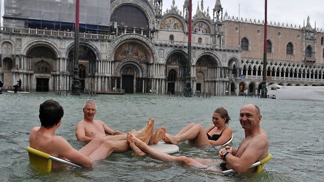 Sổ tay du lịch so tay du lich Sotaydulich Sotay Dulich Khampha Kham Pha Bui Khách du lịch bơi trên phố Venice