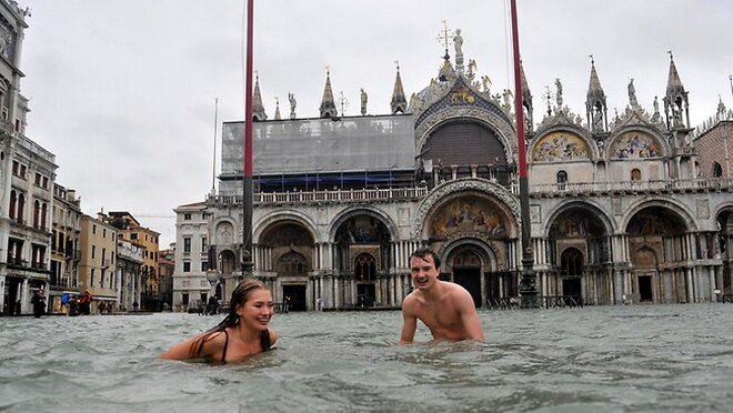 Sổ tay du lịch so tay du lich Sotaydulich Sotay Dulich Khampha Kham Pha Bui Khách du lịch bơi trên phố Venice