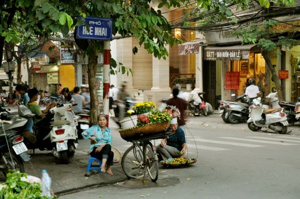 Sổ tay du lịch so tay du lich Sotaydulich Sotay Dulich Khampha Kham Pha Bui Hàng hoa bán rong nét duyên Hà Nội