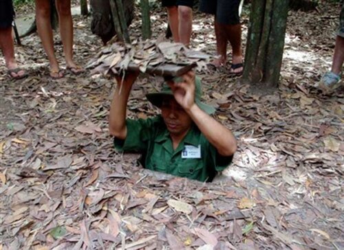 Sổ tay du lịch so tay du lich Sotaydulich Sotay Dulich Khampha Kham Pha Bui Bí mật địa đạo Việt và những cạm bẫy kinh hoàng