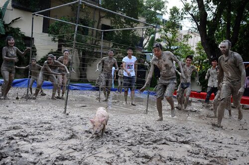 Sổ tay du lịch so tay du lich Sotaydulich Sotay Dulich Khampha Kham Pha Bui Mud Day Ngày hội tắm bùn vui nhộn ở Hà Nội