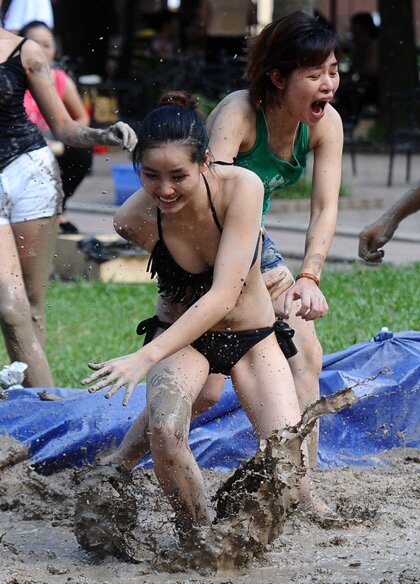 Sổ tay du lịch so tay du lich Sotaydulich Sotay Dulich Khampha Kham Pha Bui Mud Day Ngày hội tắm bùn vui nhộn ở Hà Nội