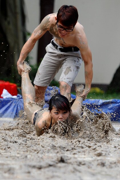 Sổ tay du lịch so tay du lich Sotaydulich Sotay Dulich Khampha Kham Pha Bui Mud Day Ngày hội tắm bùn vui nhộn ở Hà Nội