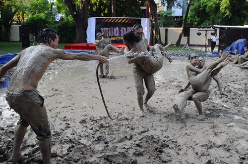 Sổ tay du lịch so tay du lich Sotaydulich Sotay Dulich Khampha Kham Pha Bui Mud Day Ngày hội tắm bùn vui nhộn ở Hà Nội