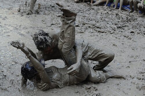 Sổ tay du lịch so tay du lich Sotaydulich Sotay Dulich Khampha Kham Pha Bui Mud Day Ngày hội tắm bùn vui nhộn ở Hà Nội