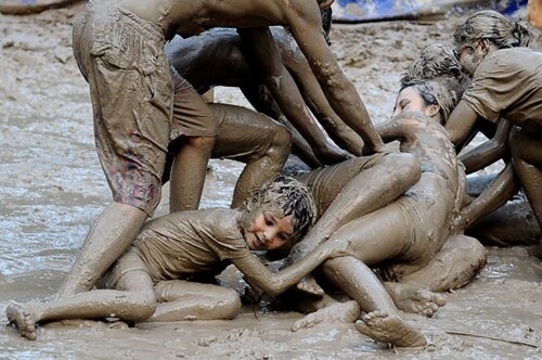 Sổ tay du lịch so tay du lich Sotaydulich Sotay Dulich Khampha Kham Pha Bui Mud Day Ngày hội tắm bùn vui nhộn ở Hà Nội