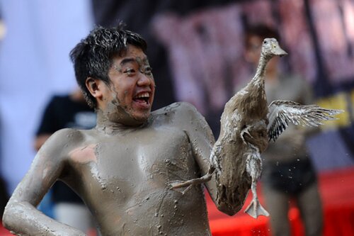 Sổ tay du lịch so tay du lich Sotaydulich Sotay Dulich Khampha Kham Pha Bui Mud Day Ngày hội tắm bùn vui nhộn ở Hà Nội