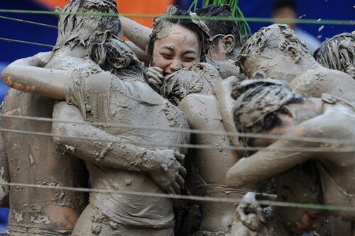 Sổ tay du lịch so tay du lich Sotaydulich Sotay Dulich Khampha Kham Pha Bui Mud Day Ngày hội tắm bùn vui nhộn ở Hà Nội