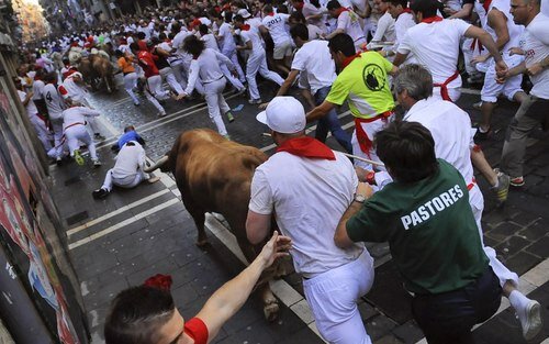 Sổ tay du lịch so tay du lich Sotaydulich Sotay Dulich Khampha Kham Pha Bui San Fermin Lễ hội bò rượt độc nhất tại Tây Ban Nha