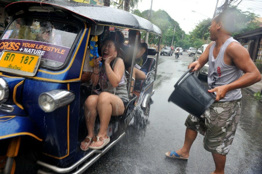 Sổ tay du lịch so tay du lich Sotaydulich Sotay Dulich Khampha Kham Pha Bui Vui nhộn Tết Songkran té nước ở Thái Lan