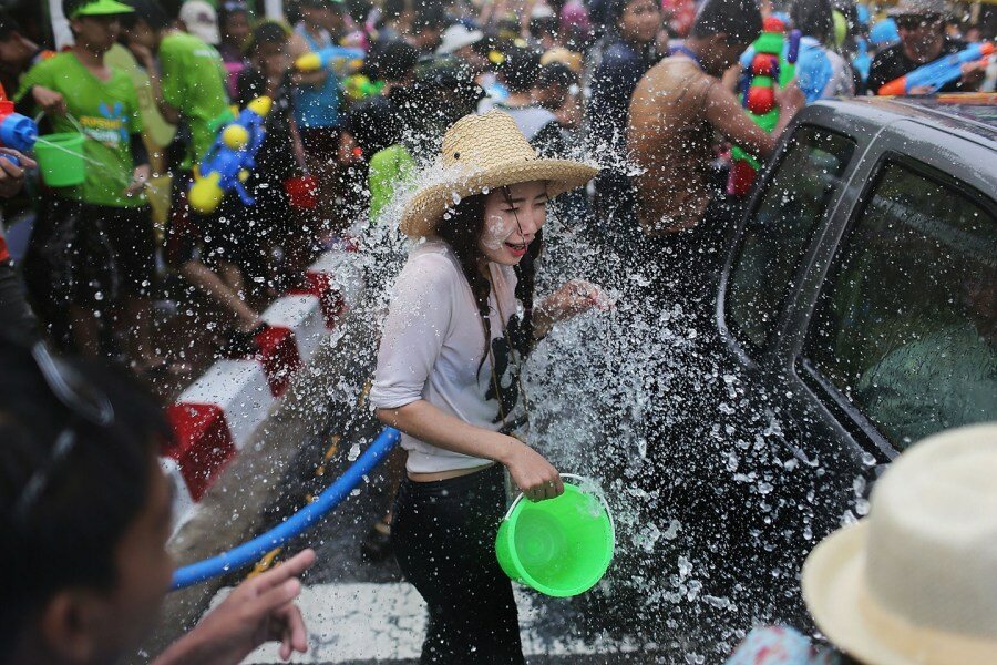 Sổ tay du lịch so tay du lich Sotaydulich Sotay Dulich Khampha Kham Pha Bui Vui nhộn Tết Songkran té nước ở Thái Lan