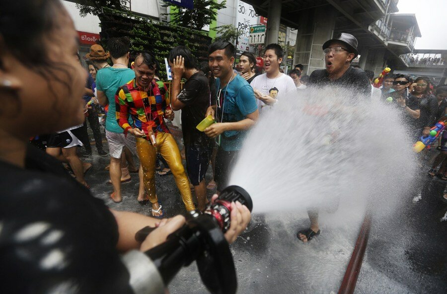 Sổ tay du lịch so tay du lich Sotaydulich Sotay Dulich Khampha Kham Pha Bui Vui nhộn Tết Songkran té nước ở Thái Lan