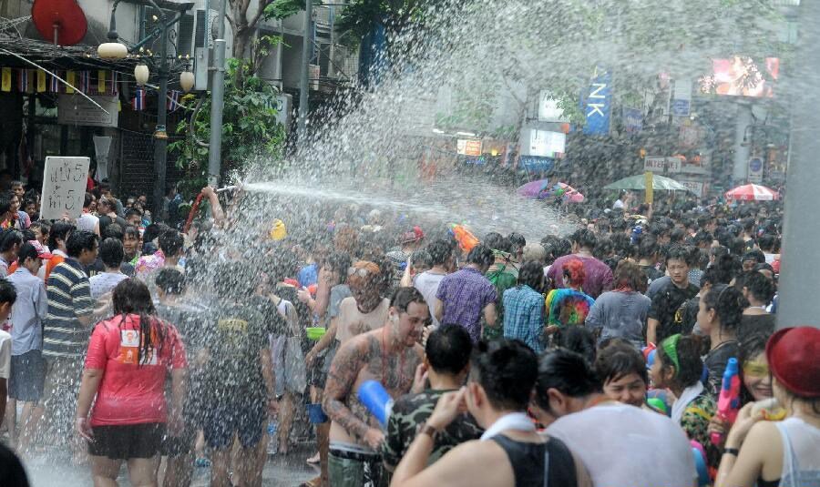 Sổ tay du lịch so tay du lich Sotaydulich Sotay Dulich Khampha Kham Pha Bui Vui nhộn Tết Songkran té nước ở Thái Lan