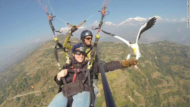 Sổ tay du lịch so tay du lich Sotaydulich Sotay Dulich Khampha Kham Pha Bui Du lịch dù lượn trên không cùng kền kền ở Nepal