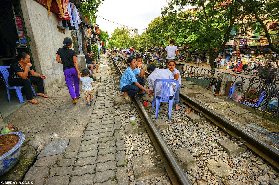 Sổ tay du lịch so tay du lich Sotaydulich Sotay Dulich Khampha Kham Pha Bui Hình ảnh đường ray xe lửa ở Hà Nội trên báo Anh