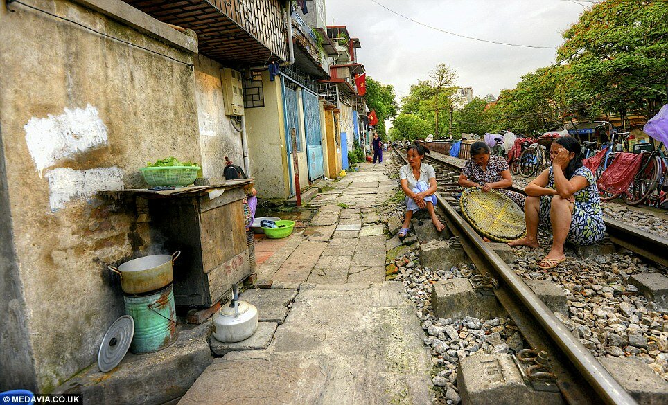 Sổ tay du lịch so tay du lich Sotaydulich Sotay Dulich Khampha Kham Pha Bui Hình ảnh đường ray xe lửa ở Hà Nội trên báo Anh