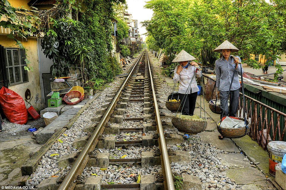 Sổ tay du lịch so tay du lich Sotaydulich Sotay Dulich Khampha Kham Pha Bui Hình ảnh đường ray xe lửa ở Hà Nội trên báo Anh