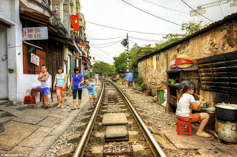 Sổ tay du lịch so tay du lich Sotaydulich Sotay Dulich Khampha Kham Pha Bui Hình ảnh đường ray xe lửa ở Hà Nội trên báo Anh