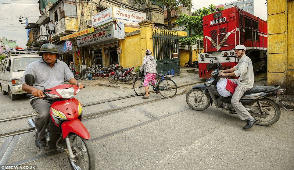 Sổ tay du lịch so tay du lich Sotaydulich Sotay Dulich Khampha Kham Pha Bui Hình ảnh đường ray xe lửa ở Hà Nội trên báo Anh