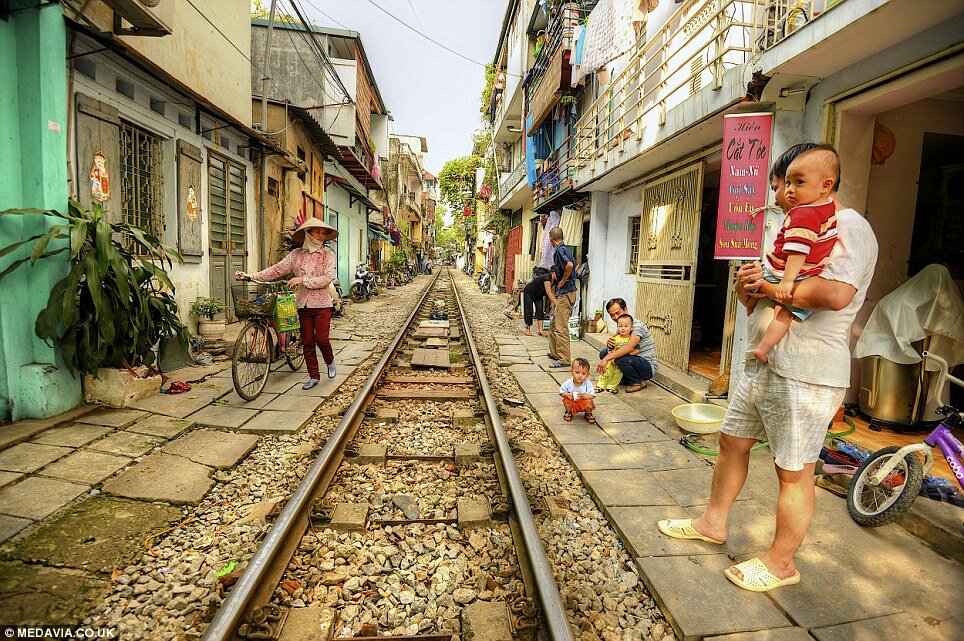 Sổ tay du lịch so tay du lich Sotaydulich Sotay Dulich Khampha Kham Pha Bui Hình ảnh đường ray xe lửa ở Hà Nội trên báo Anh