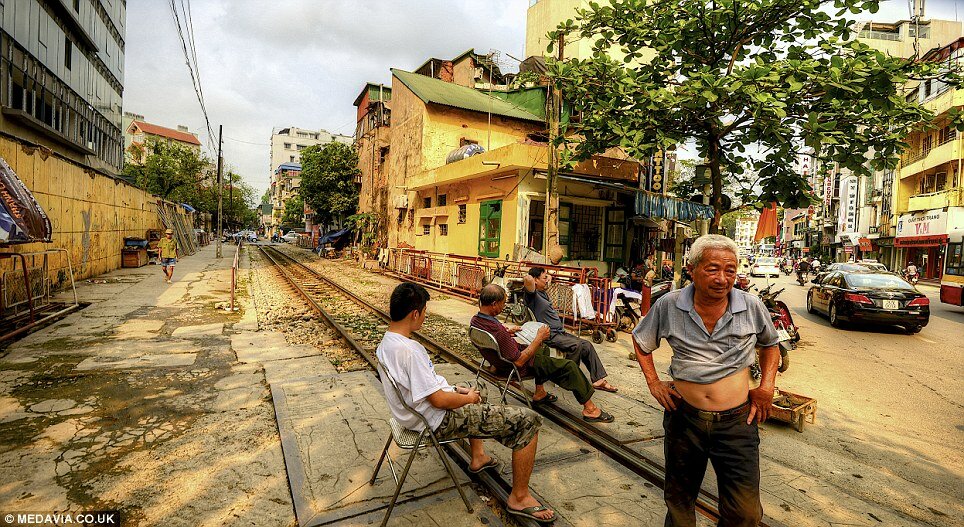 Sổ tay du lịch so tay du lich Sotaydulich Sotay Dulich Khampha Kham Pha Bui Hình ảnh đường ray xe lửa ở Hà Nội trên báo Anh